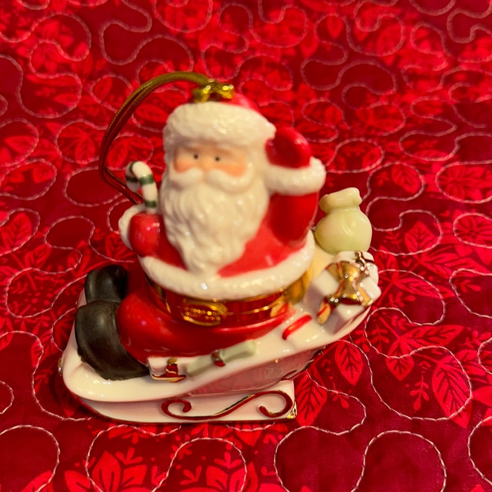 Lenox Santa in a Sleigh Hinged Box Ornament 2004 China Treasures Collection.